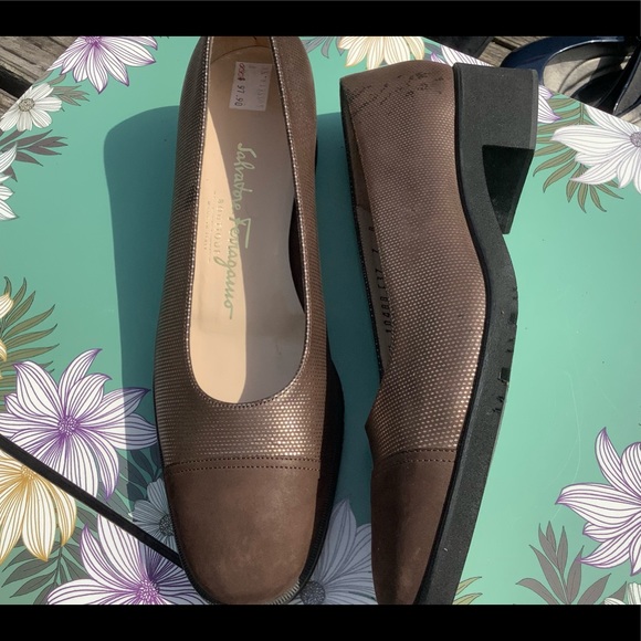 Salvador’s Ferragamo brown suede pumps - Picture 5 of 6